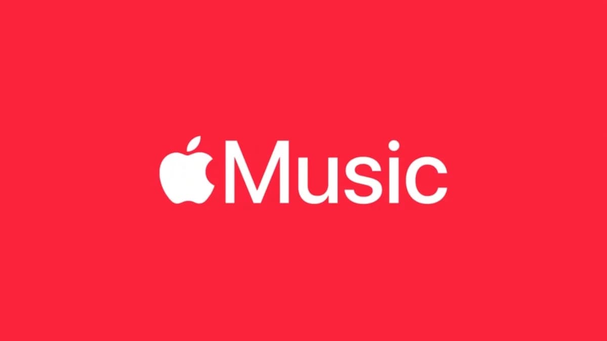 Logo Apple Music, biały napis z nadgryzionym jabłkiem na czerwonym tle