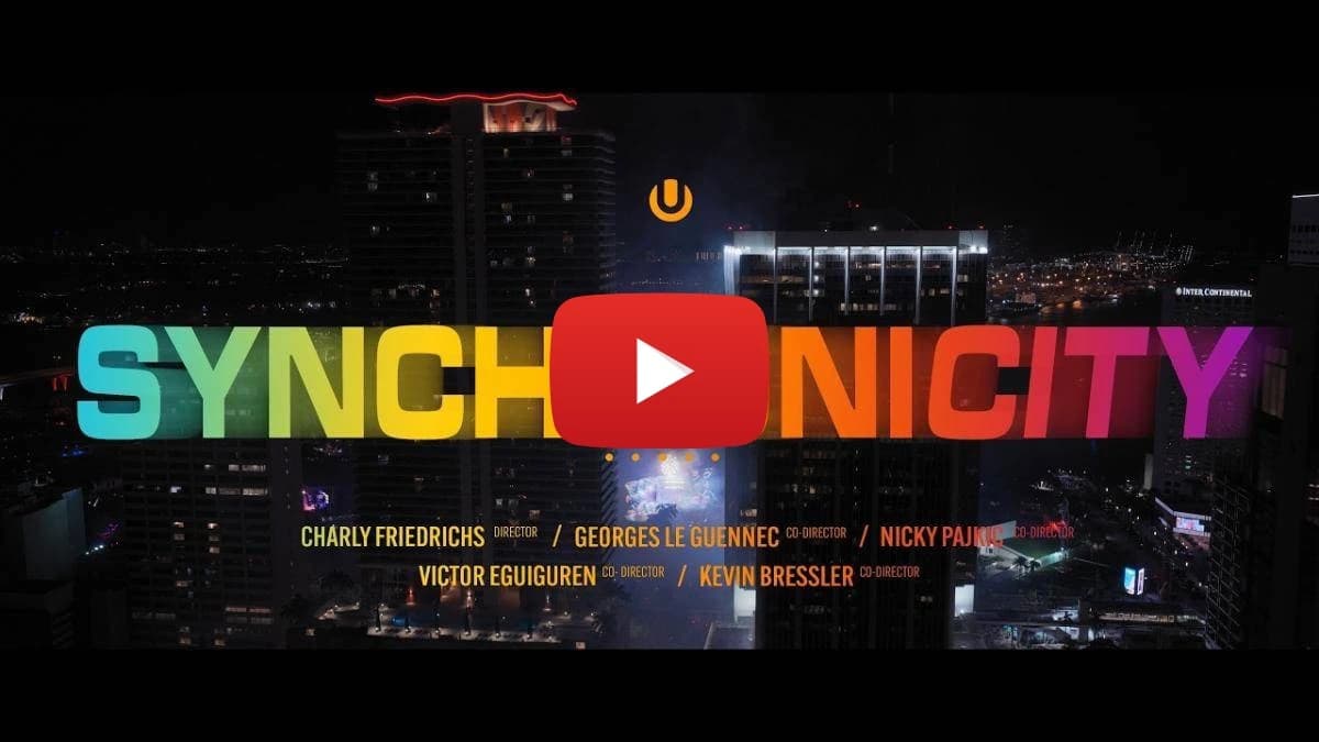 Tłum przed główną sceną Ultra Music Festival w Miami po zmroku, snopy światła nad publicznością