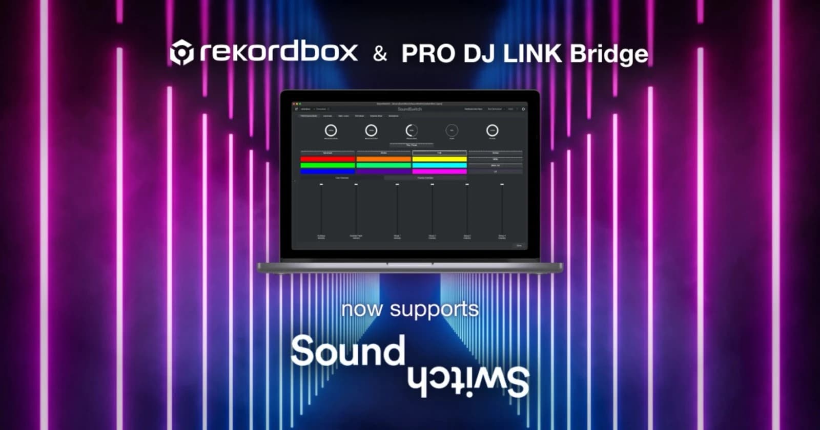 Laptop z otwartym programem SoundSwitch na tle neonowych pionowych linii w fiolecie i błękicie, nad nim napis rekordbox & PRO DJ LINK Bridge, pod nim now supports SoundSwitch