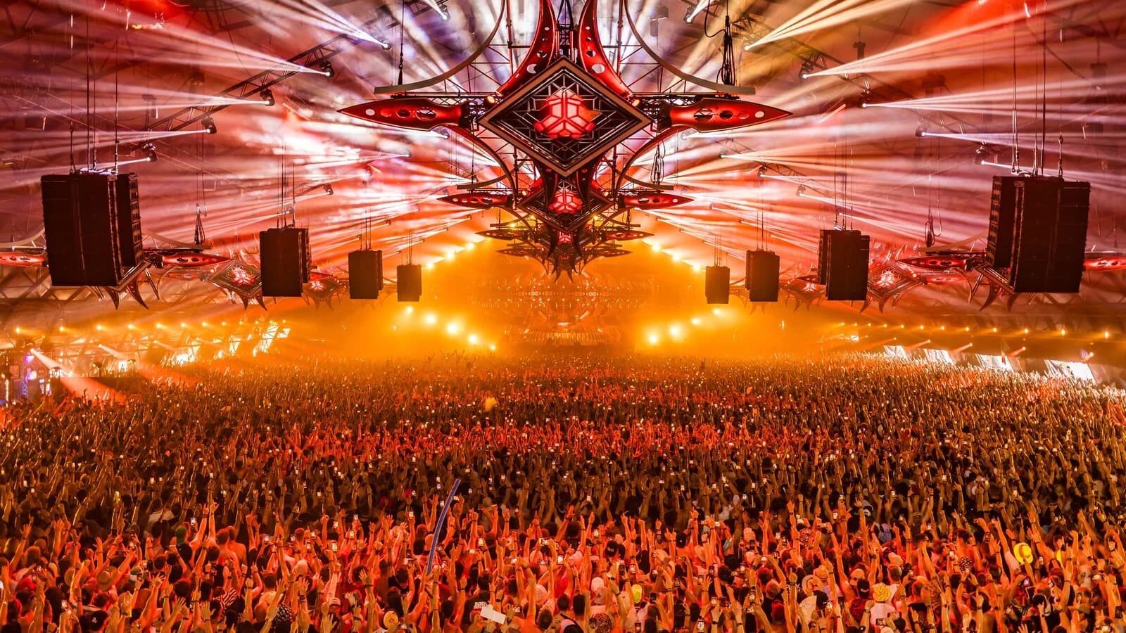 Główna scena festiwalu Defqon.1 i tłum fanów hardstyle podczas nocnego show