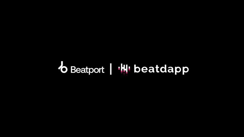Logotypy Beatport i Beatdapp obok siebie na czarnym tle, rozdzielone pionową kreską, z różowo-białą ikoną equalizera przy logo Beatdapp