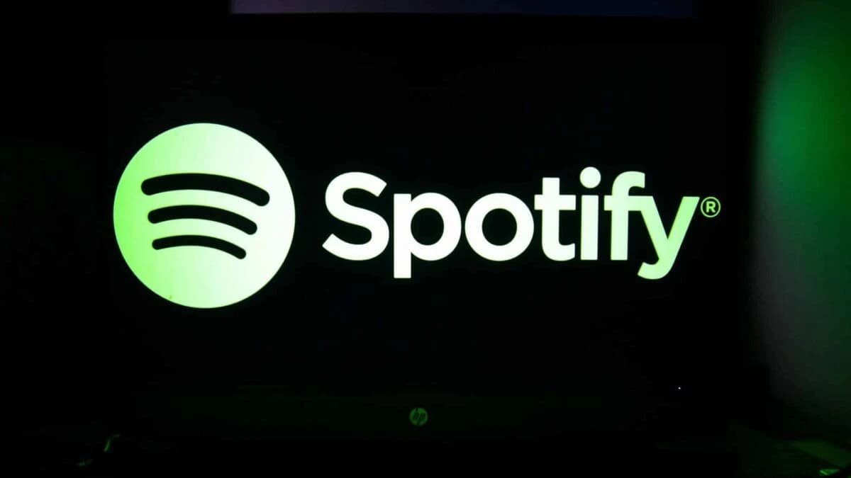 Logo Spotify na ekranie telefonu