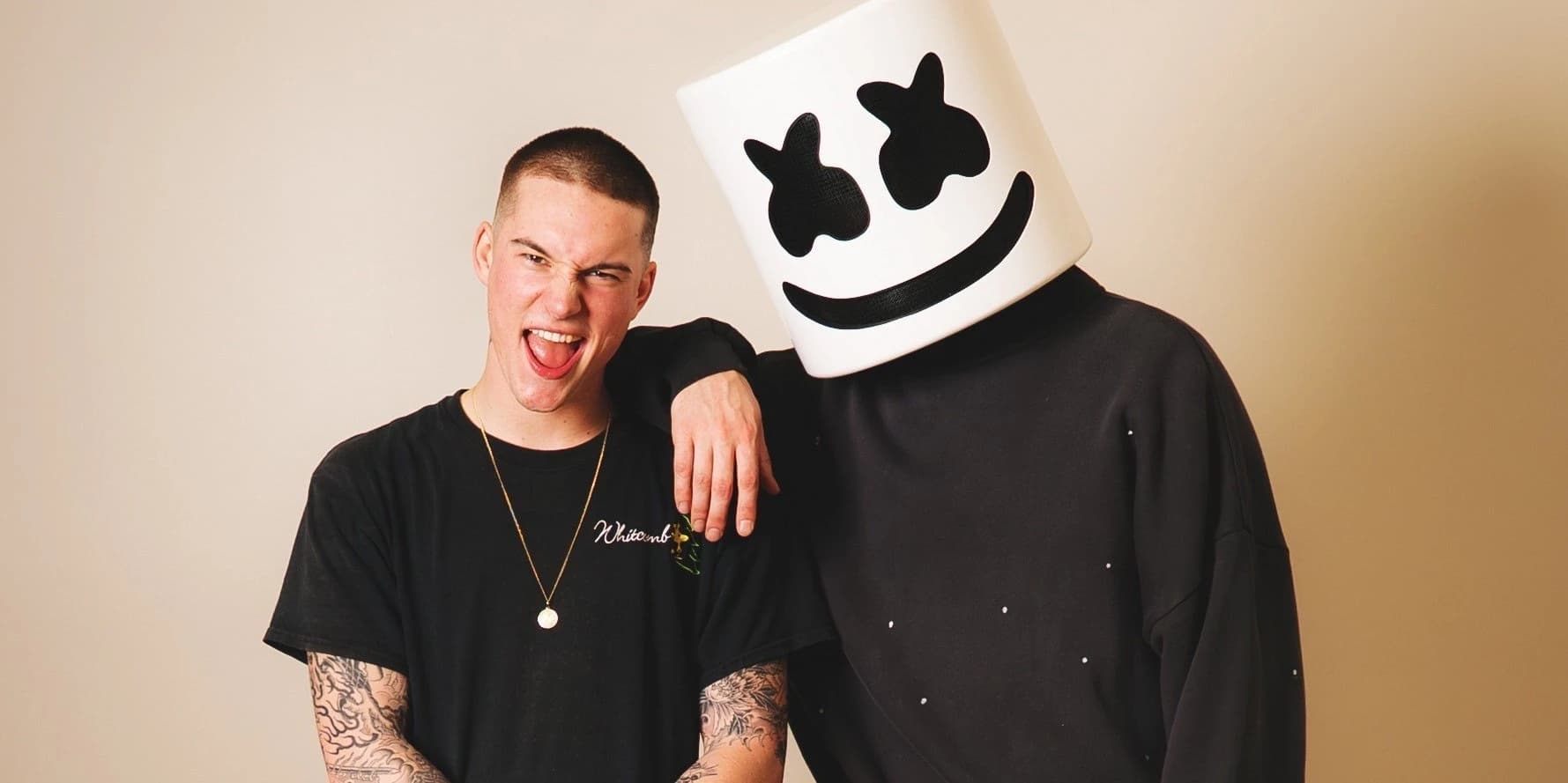 Marshmello w charakterystycznym hełmie obok Camerona Whitcomba, zdjęcie promocyjne singla „Hollow"
