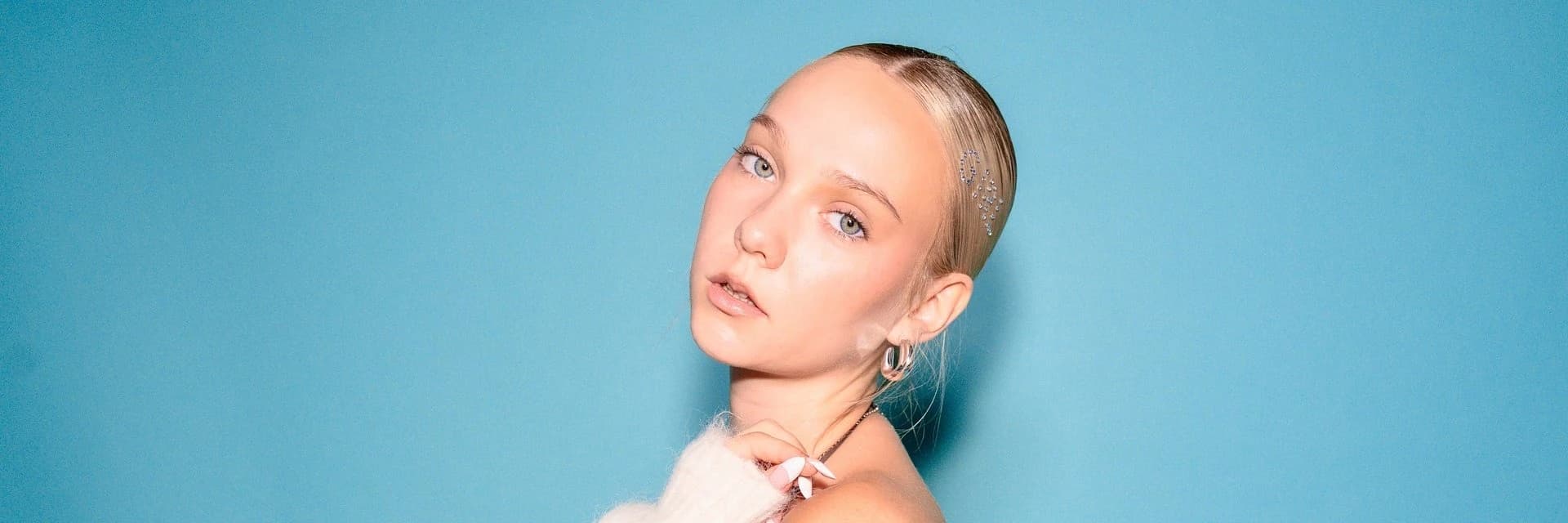 MANYA, zdjęcie promocyjne singla „just a girl”