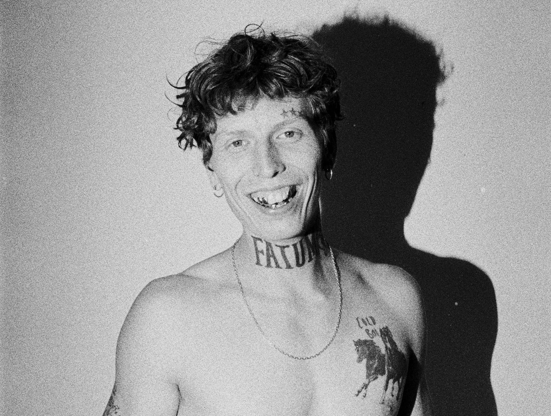 Szczyl na zdjęciu promocyjnym zapowiadającym album „przedwczoraj, dzisiaj, pojutrze”