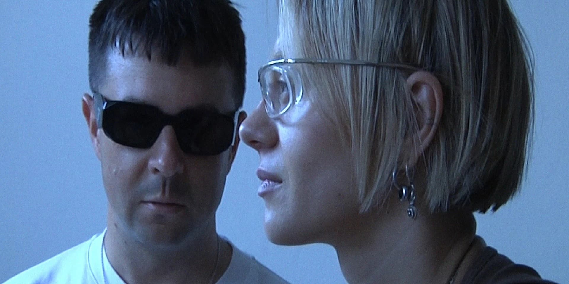 Rosalie. i 2K88 jako duet Lowra, portret w chłodnym, kontrastowym świetle