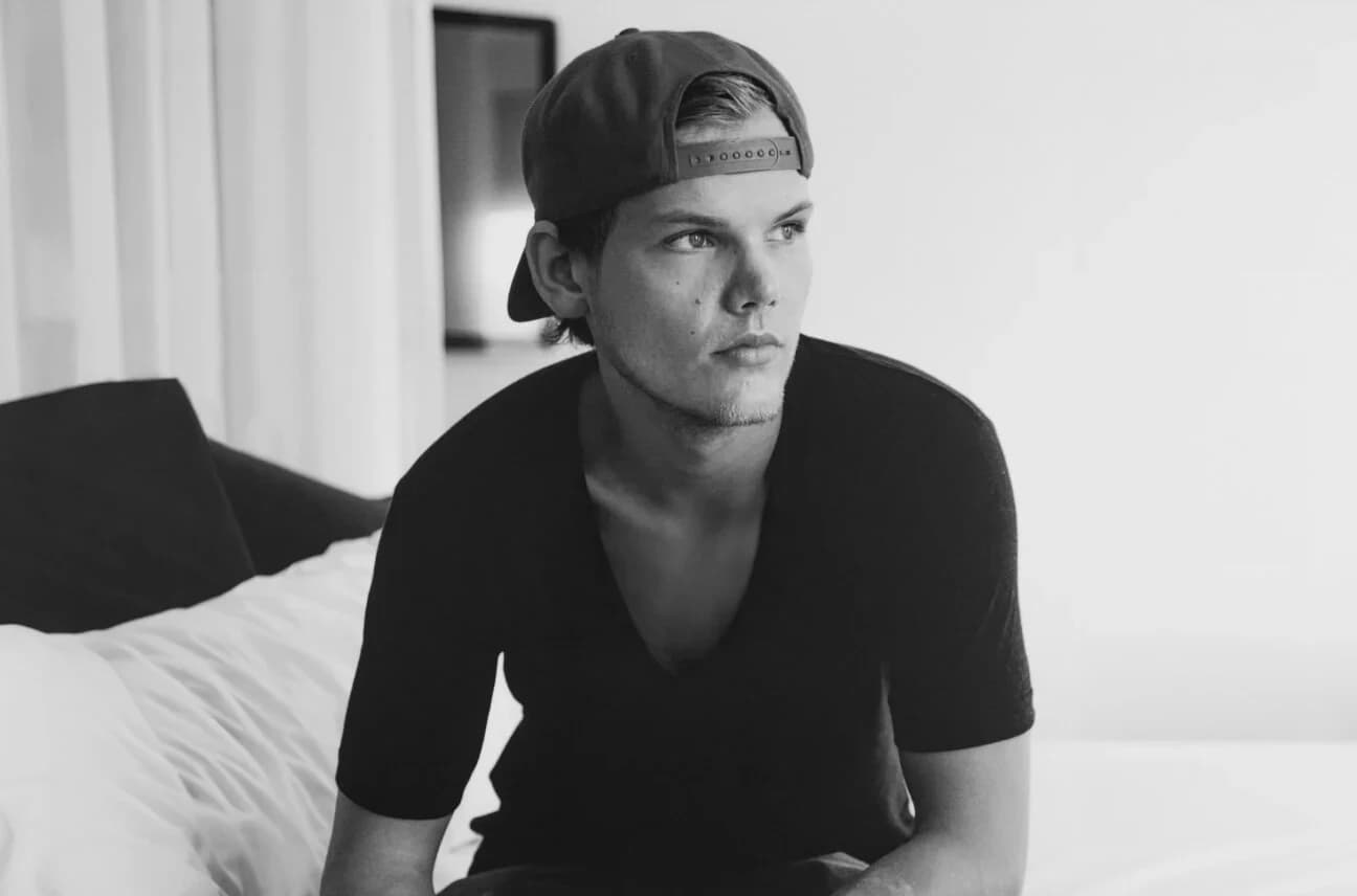 Czarno-białe zdjęcie portretowe Aviciiego w czapce z daszkiem odwróconym do tyłu