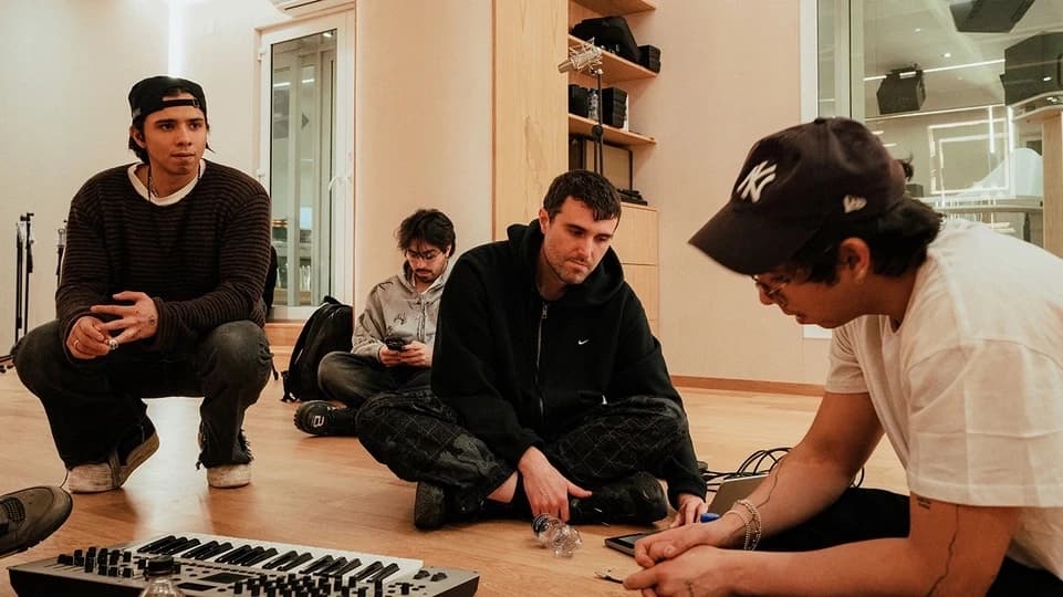 Fred again.. i LATIN MAFIA nagrali cały mixtape na non-stopowym livestreamie