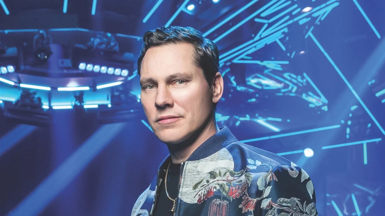 Tiësto w kadrze promocyjnym, zdjęcie prasowe artysty zapowiadające występ na Warsaw Music Festival