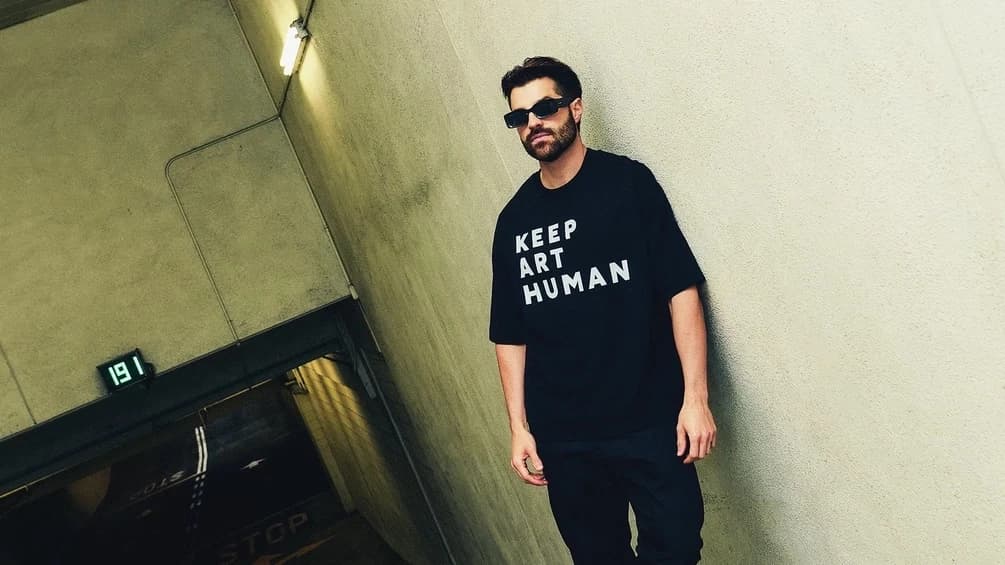 Alok w koszulce z napisem Keep Art Human, fot. Erica Hernández