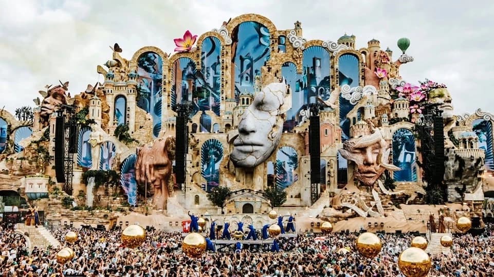 Tłum przed sceną główną Tomorrowland 2026 nocą