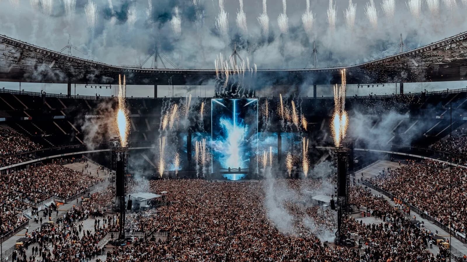 David Guetta na scenie podczas koncertu na Stade de France w Paryzu