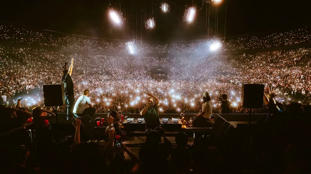 Wypełniona po brzegi arena Palacio de los Deportes podczas koncertu Fred again.. i LATIN MAFIA: tysiące fanów ze światłami telefonów, widok ze sceny