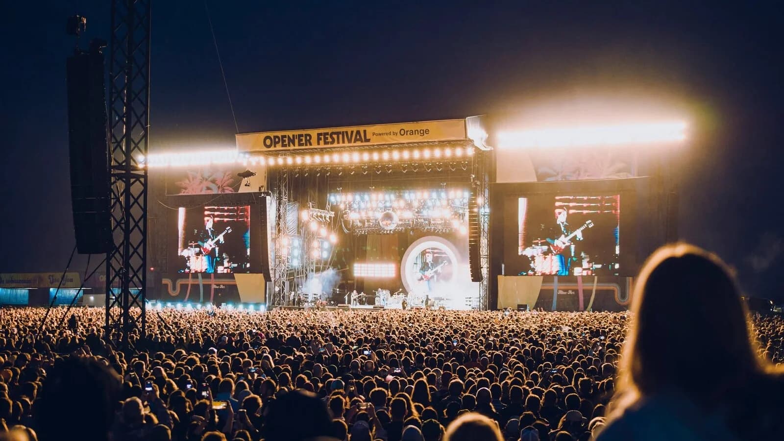 Rozświetlona główna scena Open'er Festival i tłum publiczności przed sceną